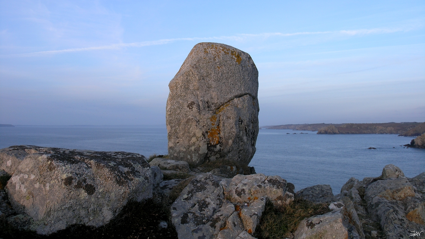 ../images/004-04 Pierre surveillante - Watching stone.JPG